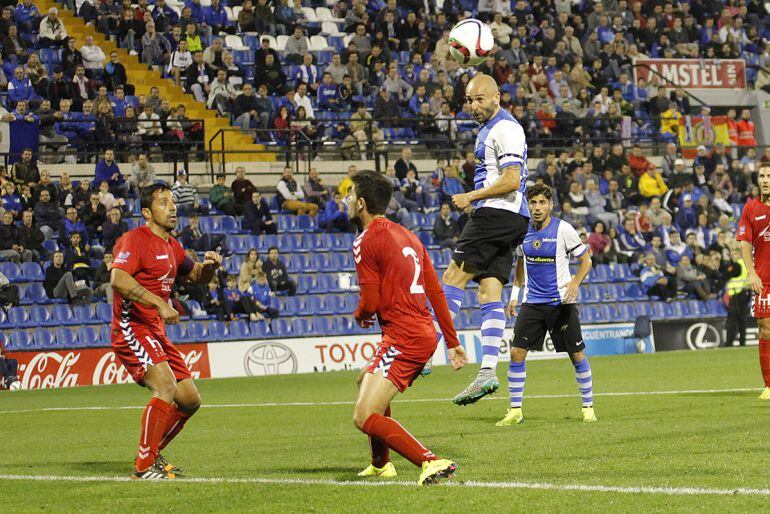 El jugador del Hércules CF, Chechu, remata a la portería del Olípic de Xàtiva