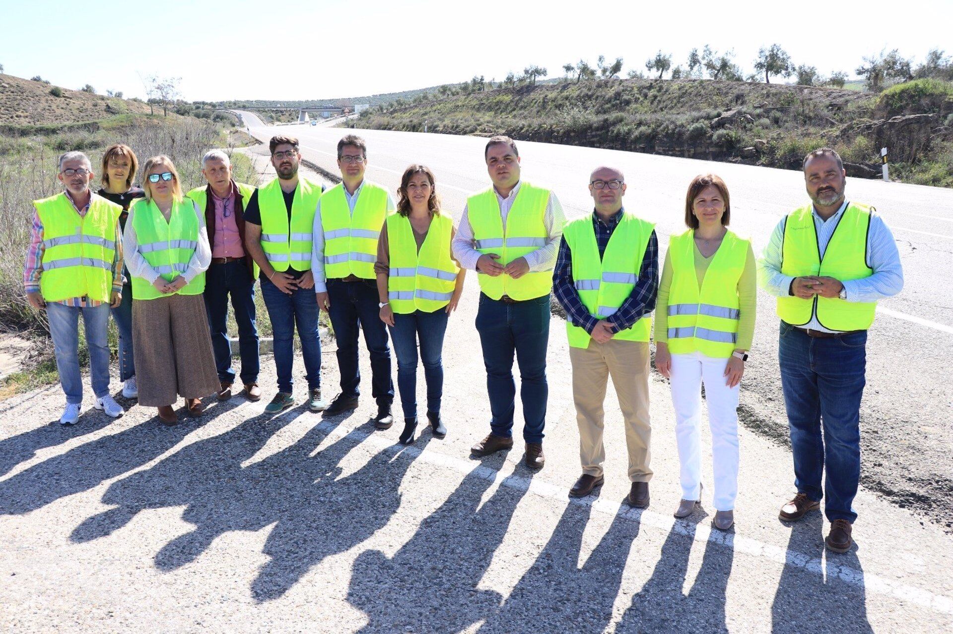 Responsables socialistas en la A-306 junto a Porcuna - PSOE