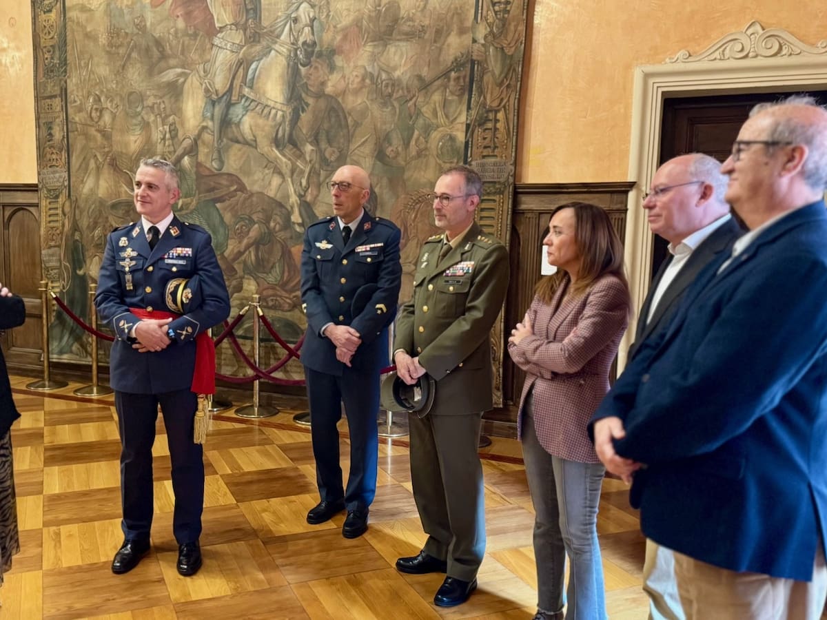 Visita institucional a Huesca del jefe de la Base Aérea de Zaragoza