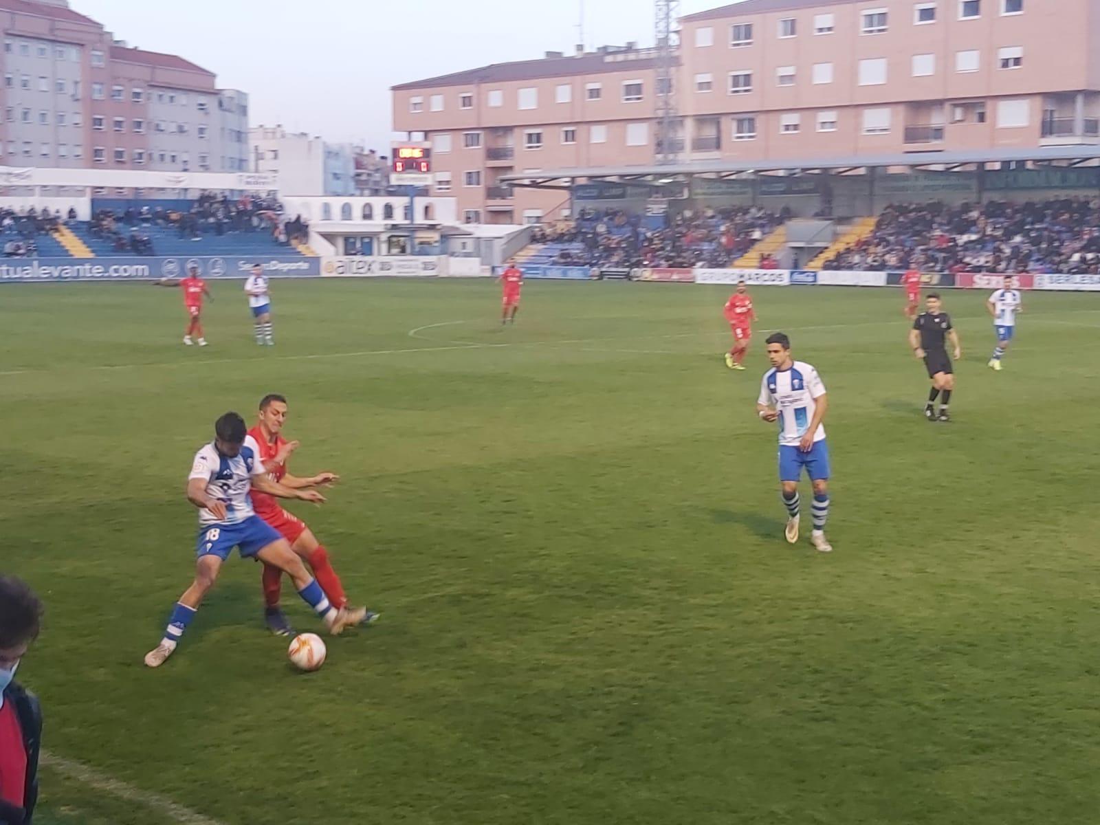 Instante del partido entre el Alcoyano y el Linares Deportivo