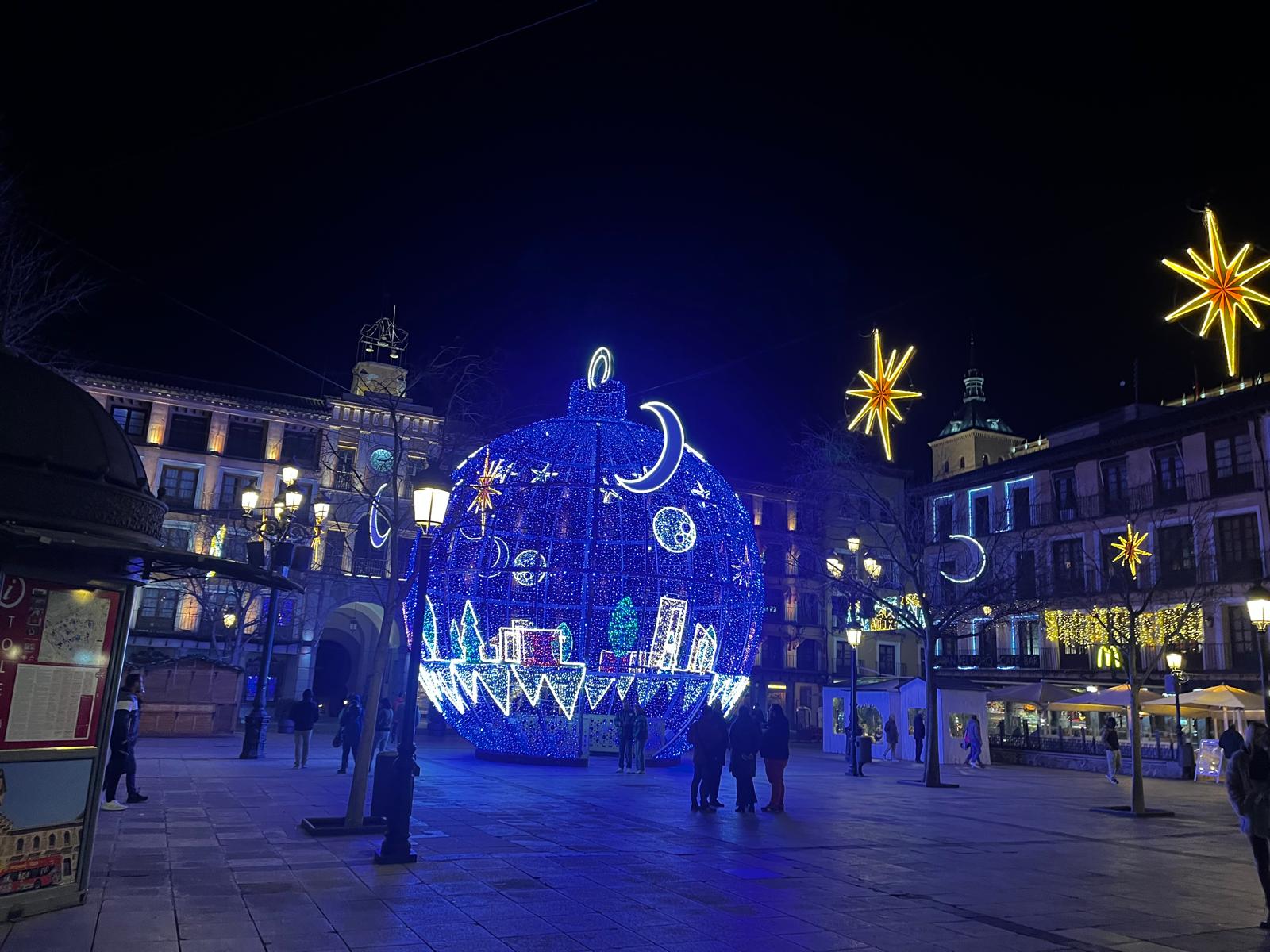 Imagen de archivo de la gran bola de Navidad que se ubicaba en la Plaza de Zocodover de Toledo