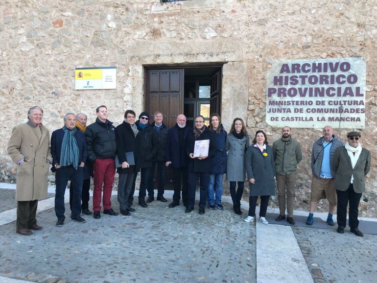 El coleccionista Roberto Polo acompañado del viceconsejero de Cultura, Jesús Carrascosa y de un grupo de artistas, galeristas y gestores de museos