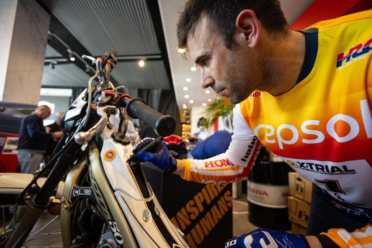 Toni Bou firmando una Montesa en Servihonda Málaga