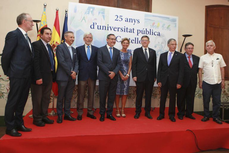 Representantes políticos y miembros de la comunidad educativa en el acto celebrado esta mañana en la Casa dels Caragols