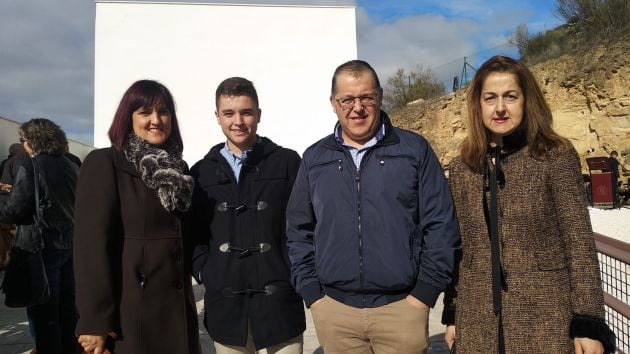 Fernando León Luque, a la derecha, con Carmen y Raúl, su mujer y su hijo, y su hermana pequeña, Carmen León