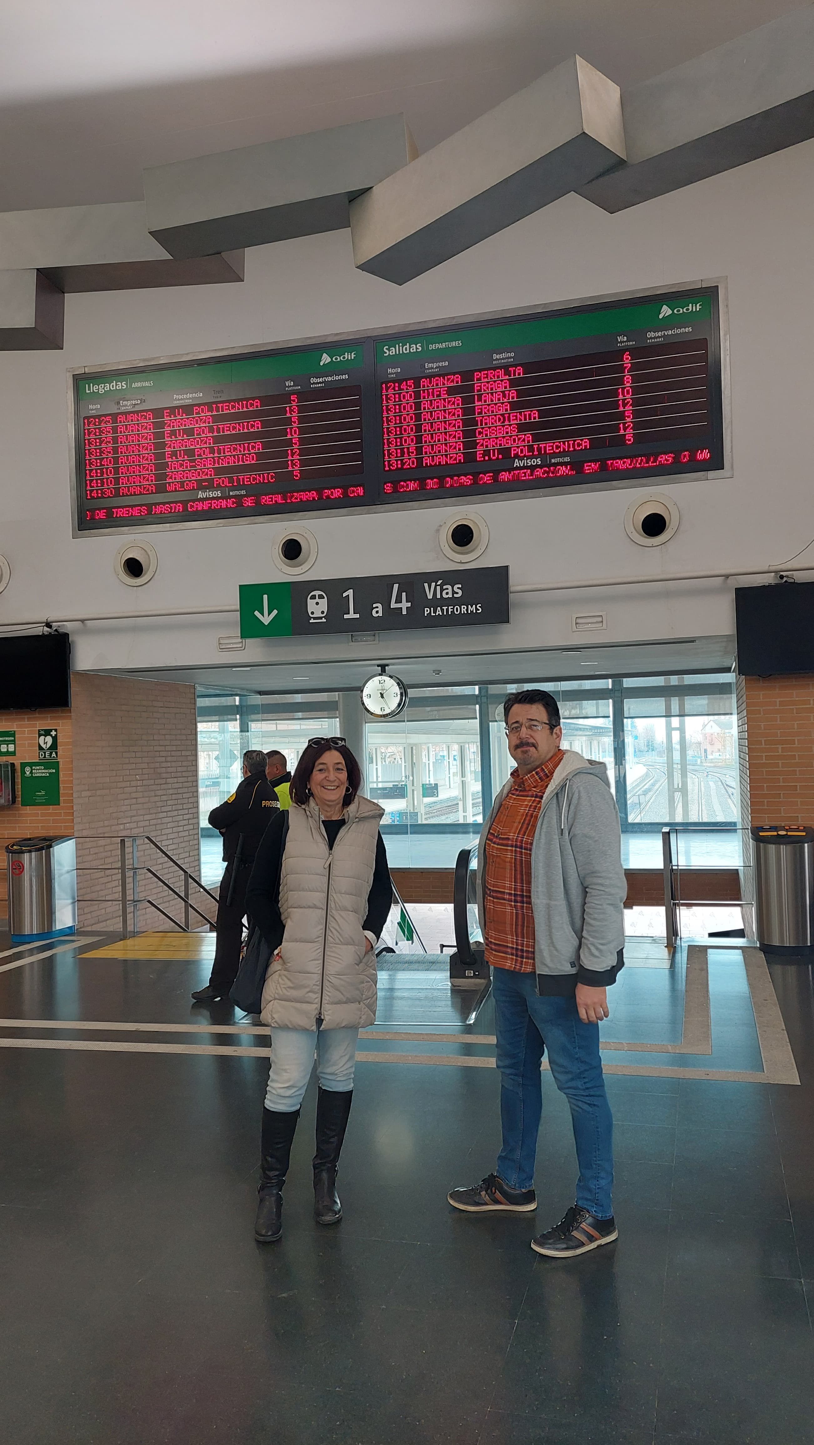 Concejales de Vox en la estación de tren de Huesca