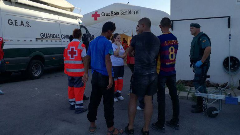 Equipo de la Cruz Roja de Alicante atendiendo a varios de los inmigrantes llegados en patera a Tabarca