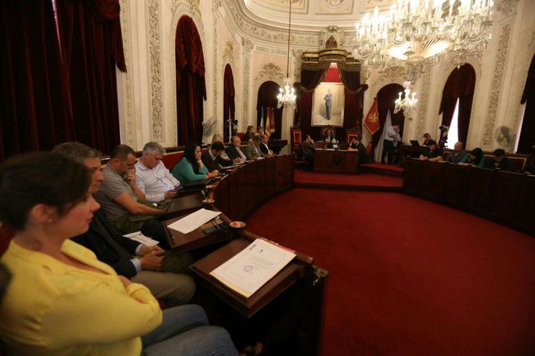 Pleno para la aprobación de los presupuestos de 2018 en el Ayuntamiento de Cádiz