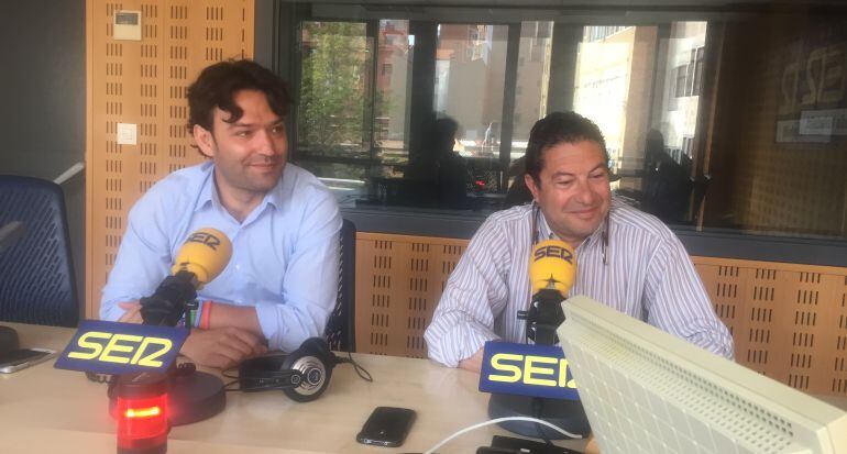 José Antonio González Poncela, alcalde de Tordesillas (i), y Alberto Collantes, alcalde de Viana de Cega (d), en los estudios de Radio Valladolid