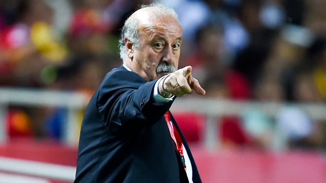 Vicente del Bosque dando órdenes durante el amistoso contra Bolivia.