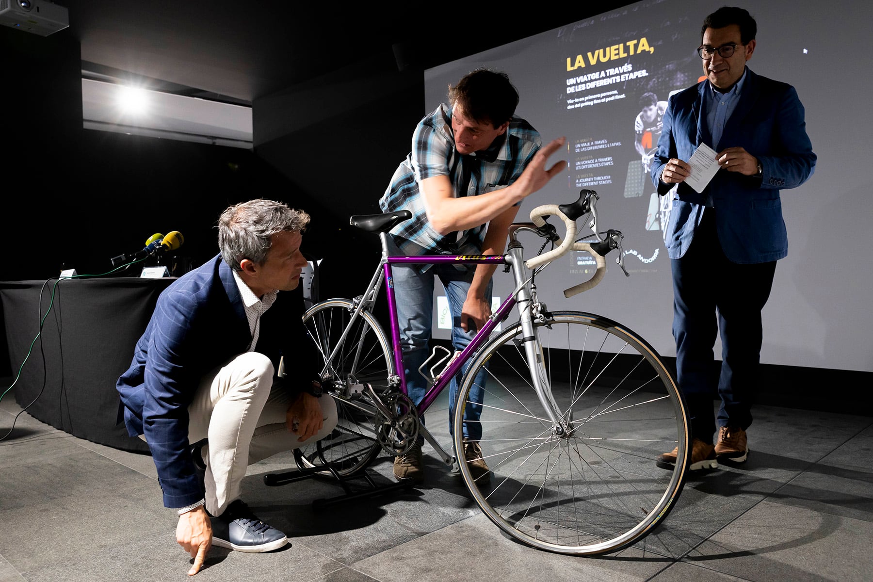 Els cònsols d'Andorra la Vella, David Astrié i miquel Canturri, mirant la una de les peces de la nova exposició que farà el Bici Lab