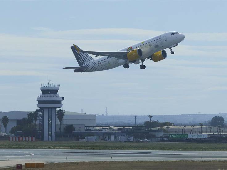 La terminal hondarribiarra dispone de conexiones regulares con Madrid, Barcelona, Sevilla, Málaga y Gran Canaria.