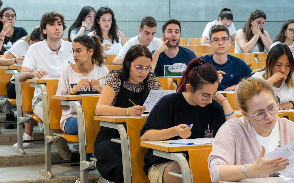 Jóvenes en una clase universitaria en una imagen de archivo