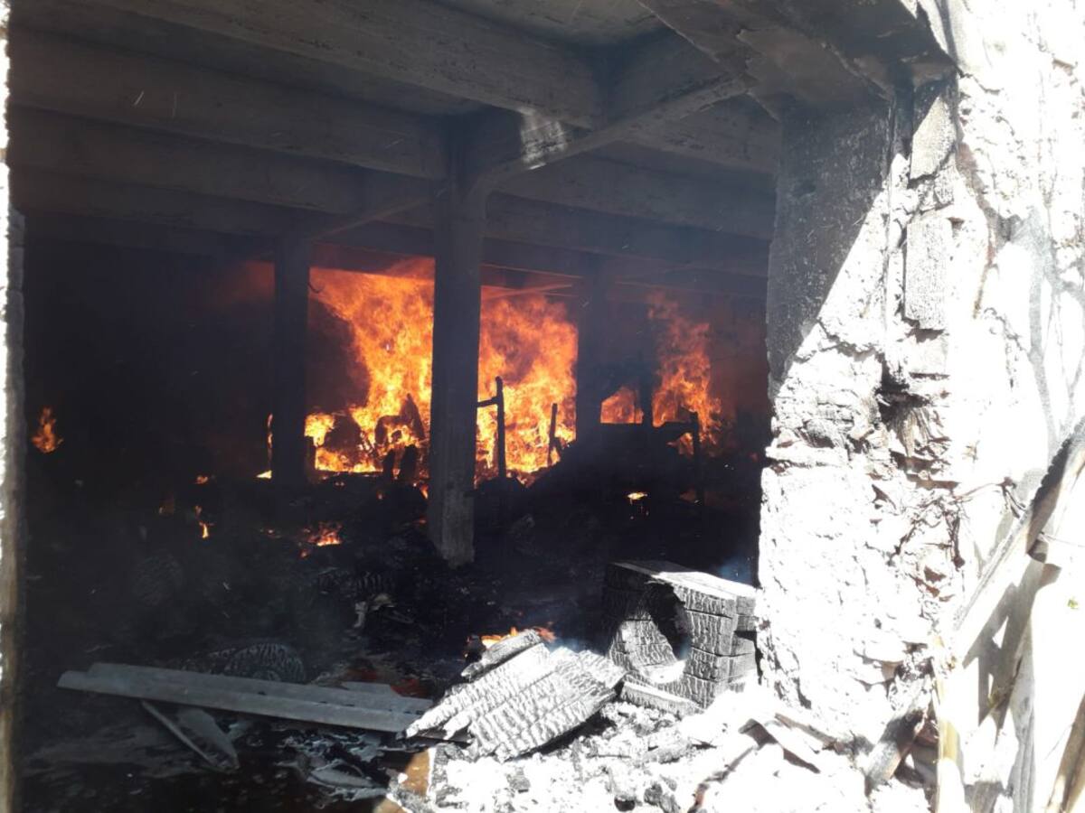 Controlado el incendio en una nave abandonada en el Apartadero de Calatrava de Puertollano