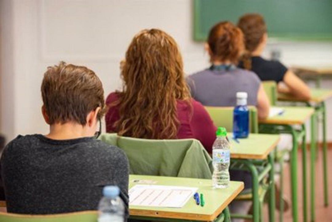 Alumnos realizando un examen en un aula.