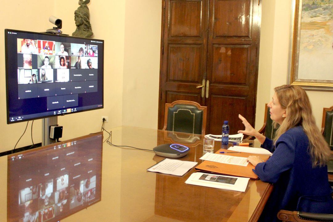 Amparo Marco, ha comparecido este miércoles en rueda de prensa telemática junto a los concejales de Seguridad Pública y de Bienestar Social, Omar Braina y José Luis López respectivamente,