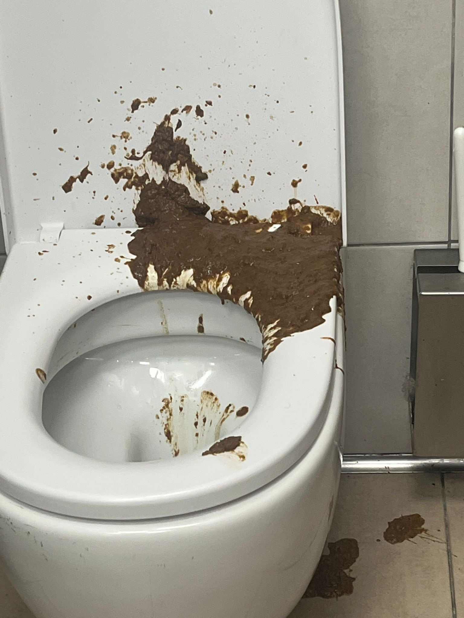 Así han dejado el baño de las mujeres del aeropuerto Tenerife Norte-Ciudad de La Laguna