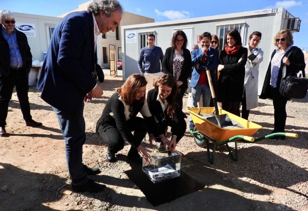 Un momento durante la puesta de la primera piedra