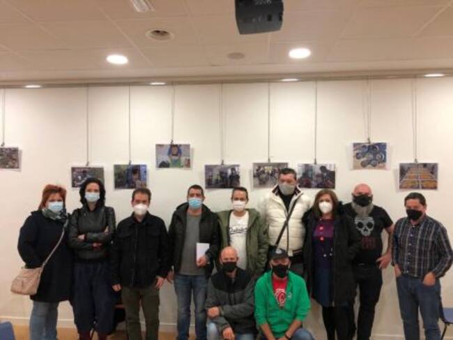 Fotografía de grupo tras la inauguración de la exposición fotográfica sobre la labor de Zaporeak en 'Kontsejuzarra' de Mallabia