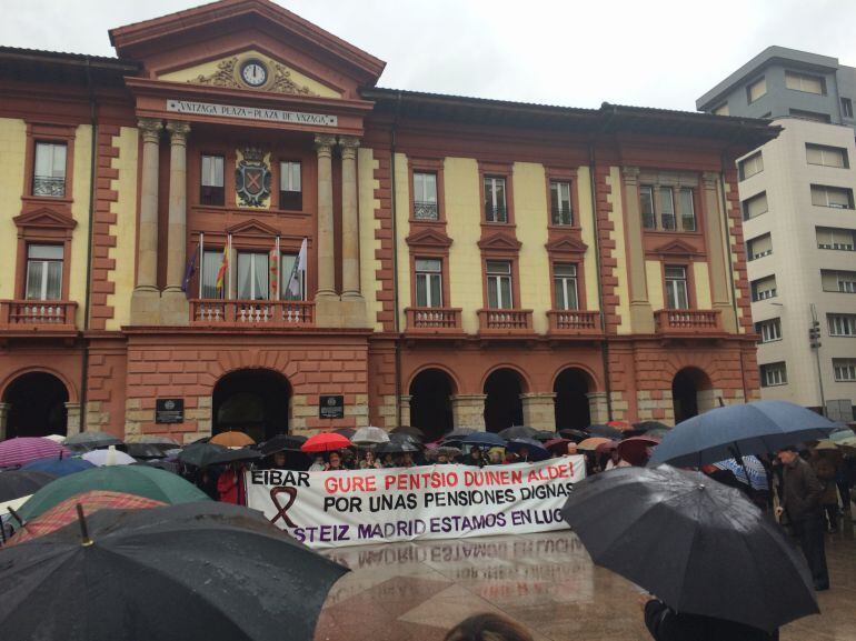 Imagen de la concentración celebrada en la plaza de Unzaga de Eibar este lunes 19 de marzo