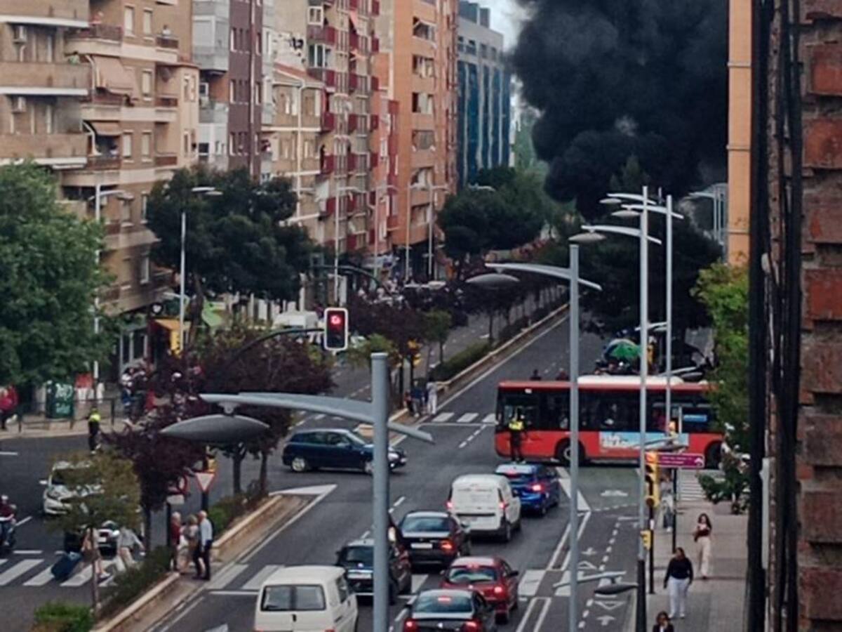 Un autobús urbano se incendia en la calle Tenor Fleta de la capital