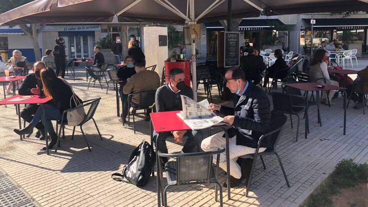 La vida vuelve a las calles de Ibiza con la reapertura de las terrazas