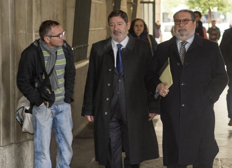 El ex director general de Empleo, Javier Guerrero, acompañado por su abogado, a su llegada a los Juzgados de Sevilla para declarar como investigado en el caso de los ERE.