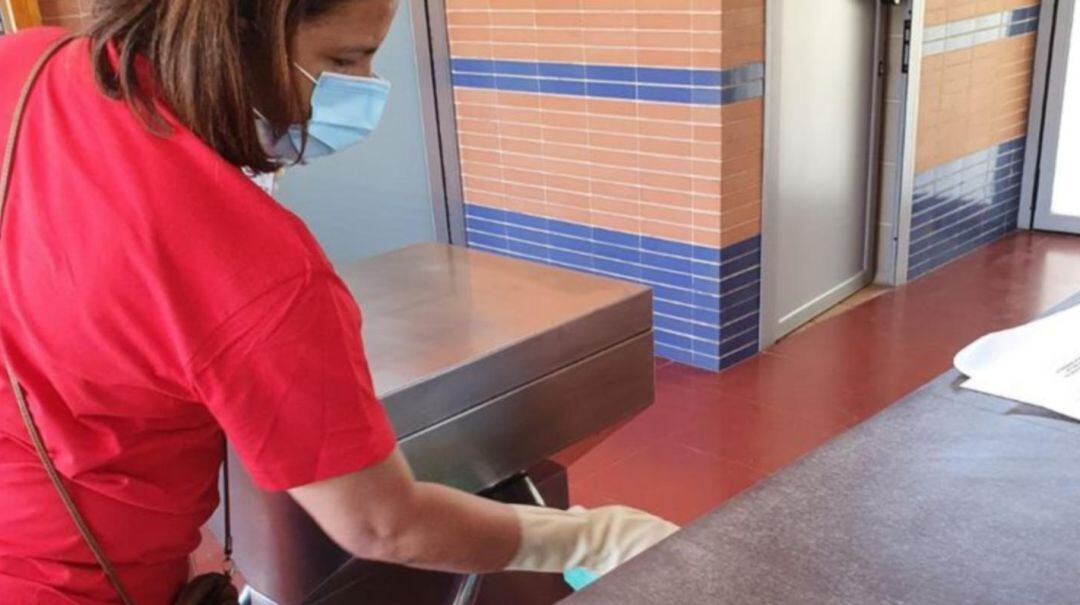 Una mujer limpia y desinfecta las instalaciones municipales en Úbeda.