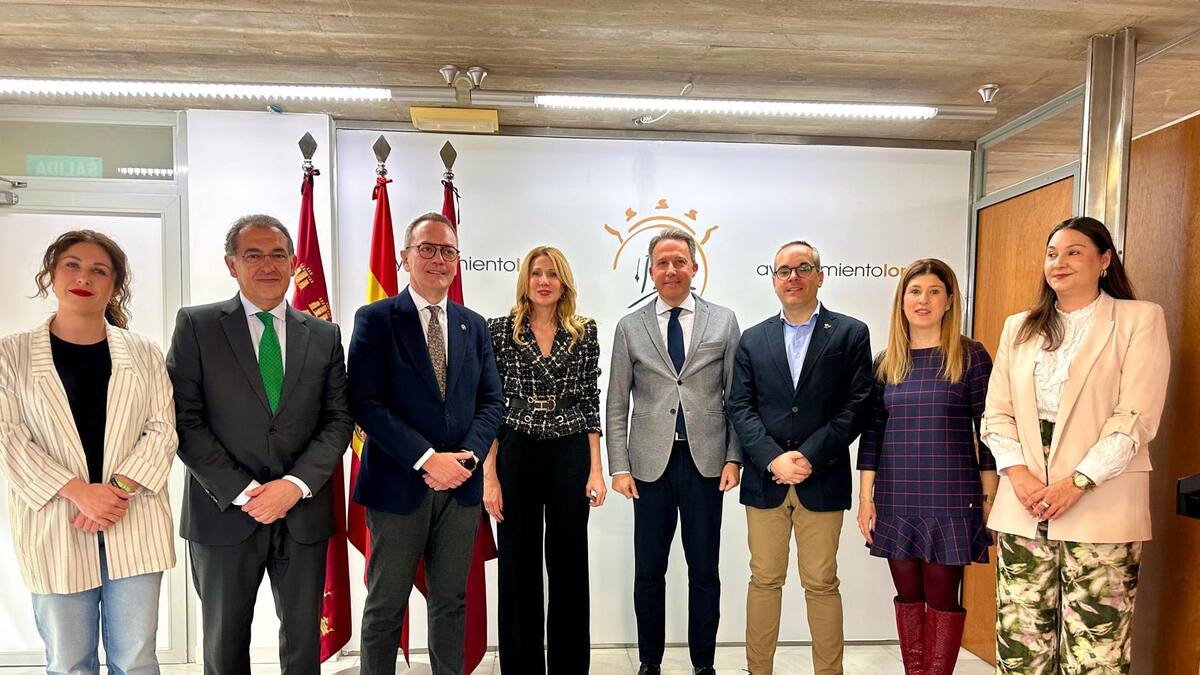 Dos programas experienciales para desempleados pretenden reforzar el relevo generacional del arte del bordado de Lorca