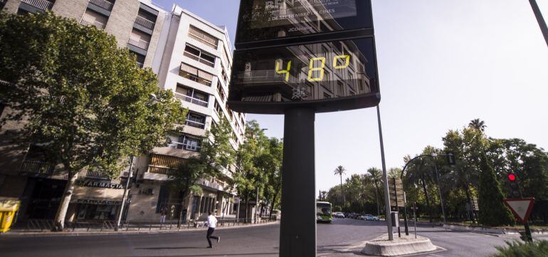Un termómetro marca 48 grados en una avenida casi desierta del centro de Córdoba.