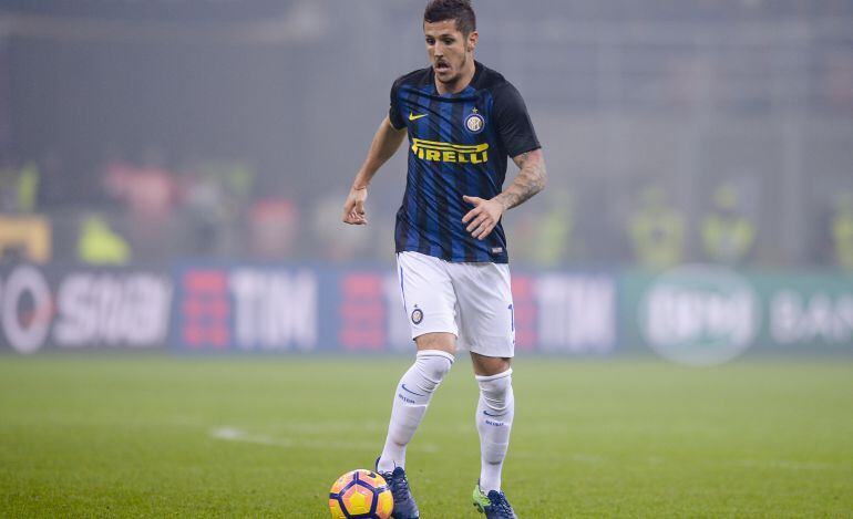 Jovetic maneja el balón durante un partido en San Siro