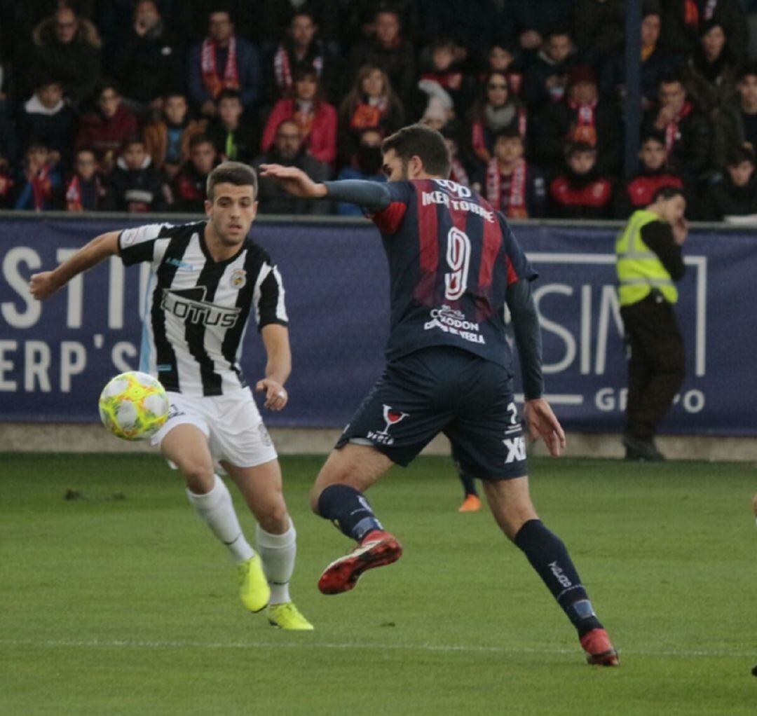 Iker Torre luchando por la posesión del balón