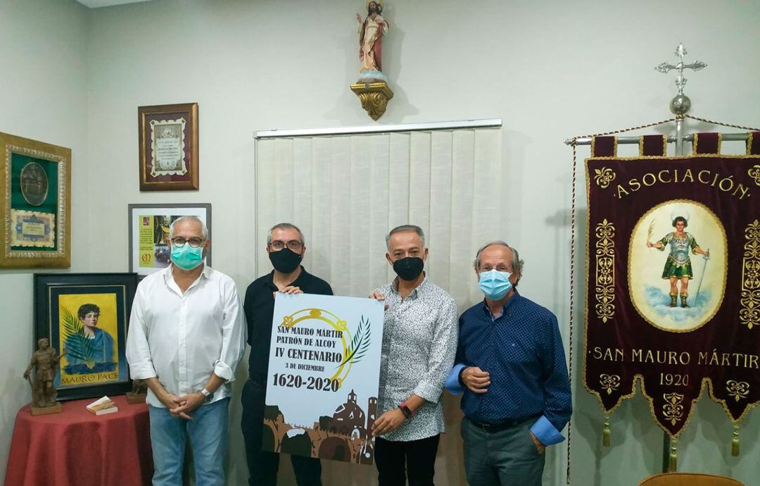 El presidente de la Asociación San Mauro, José Domingo Sempere, junto a los componentes del jurado, Ignacio Trelis, David Pastor y Jorge Cerdá Gironés y el cartel premiado