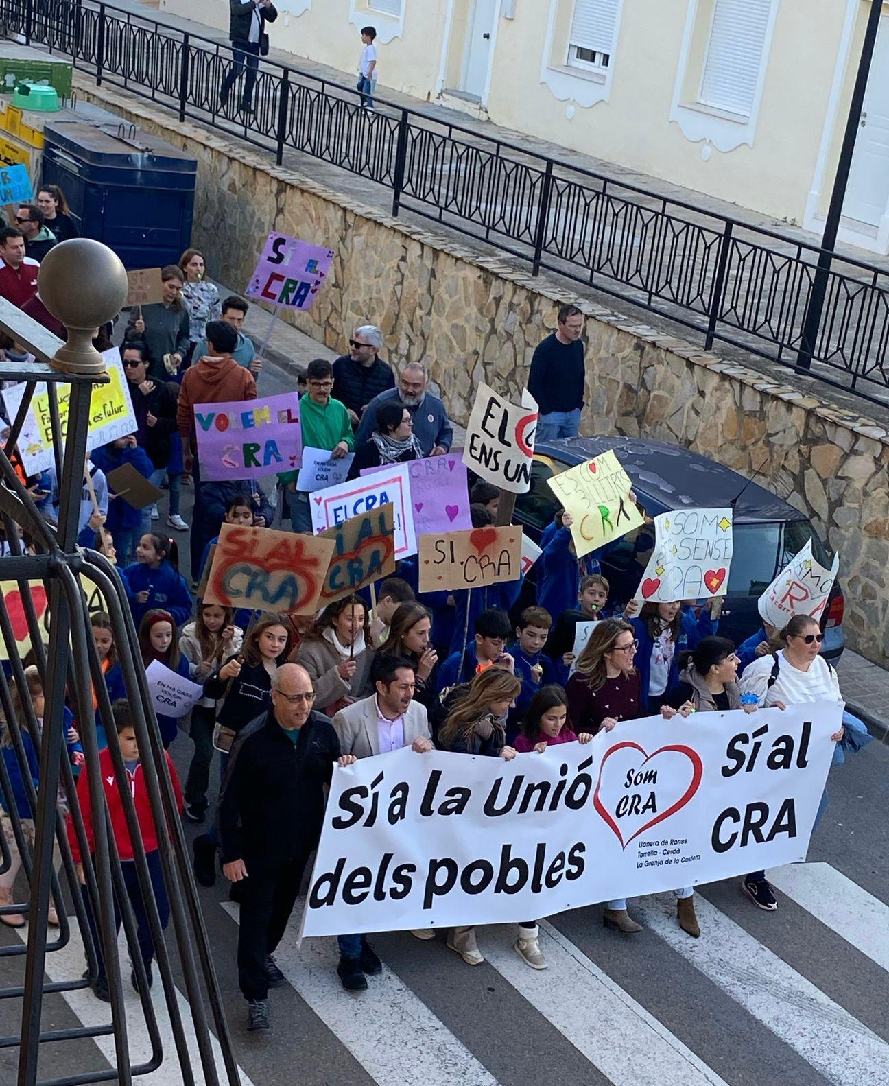 Cabecera de la manifestación en defensa del CRA La Costereta