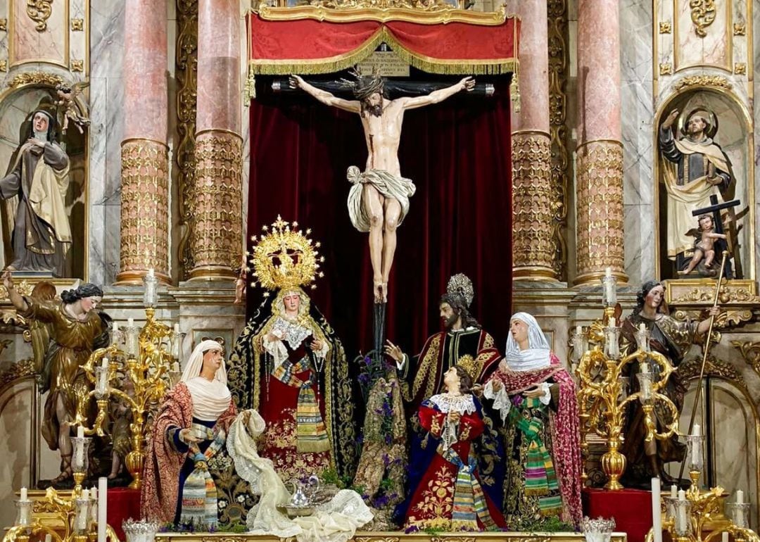 Las tres Marías del paso de misterio de la Sagrada Lanzada completan el altar del Cristo de los Desamparados en el Santo Ángel