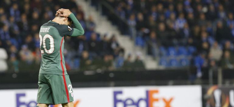 Aritz Aduriz de Athletic Bilbao reacciona tras una acción ante KRC Genk hoy, 20 de octubre de 2016, durante un partido de la Liga Europa en el estadio Cristal Arena de Genk (Bélgica)