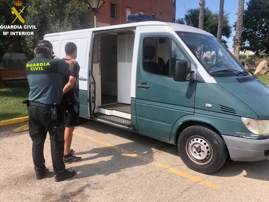 Un agente de la Guardia Civil detiene a una persona en una imagen de archivo