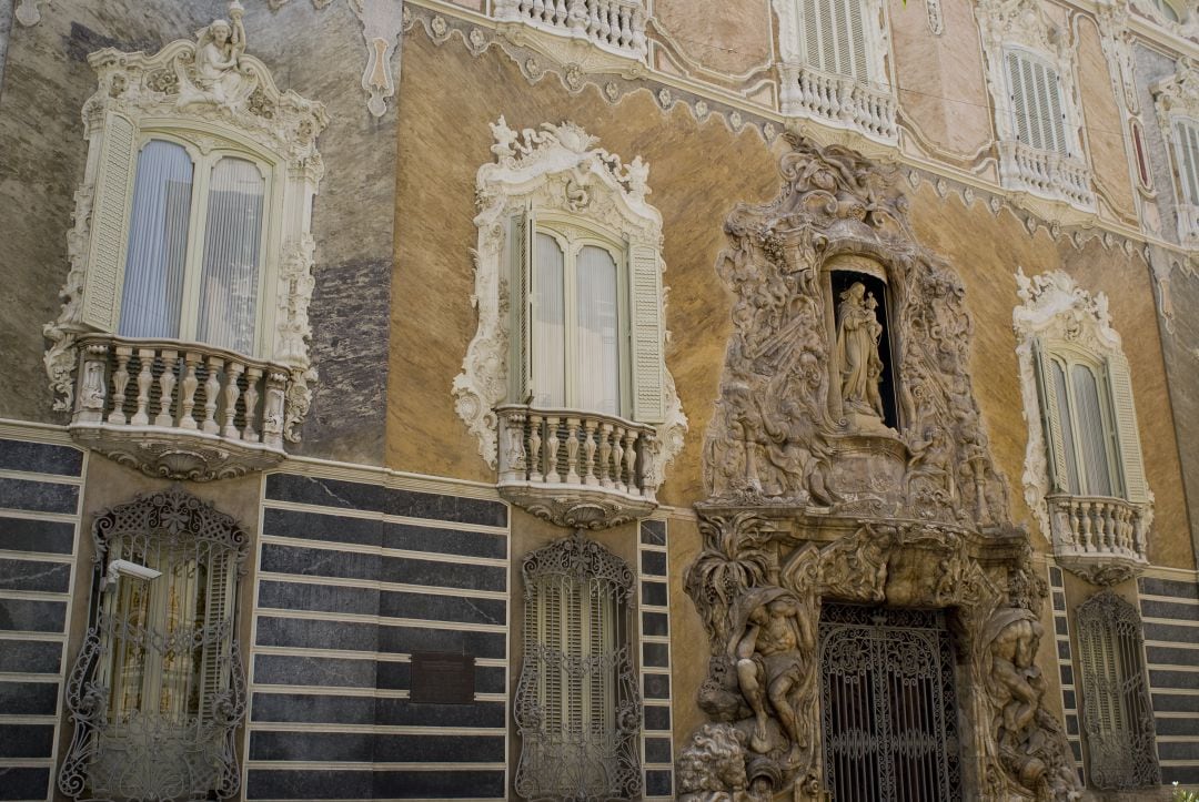 El Museo Nacional de Cerámica se ubica en el Palacio de Dos Aguas de la ciudad de València. 