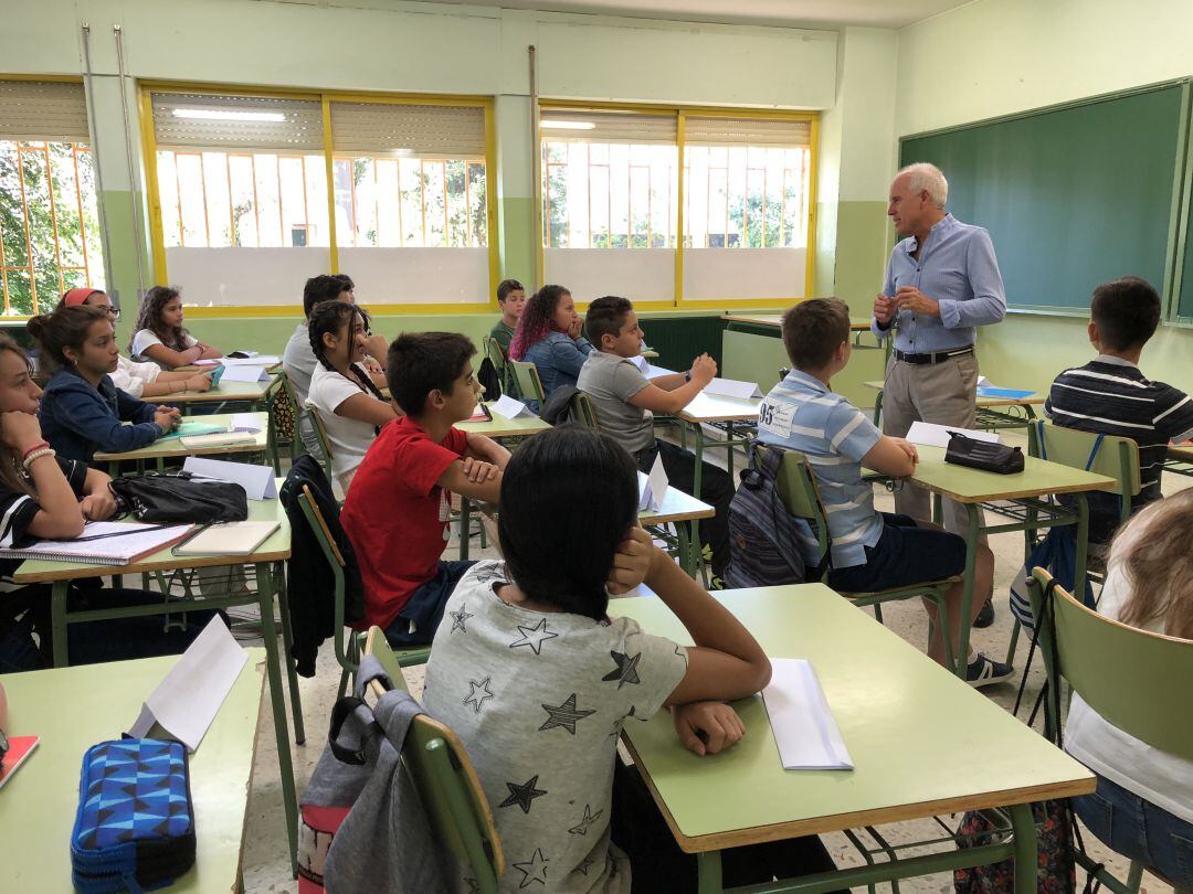 El Delegado Territorial de la Junta en Palencia, Luis Domingo González, en una clase de Primero de la ESO del Instituto Victorio Macho