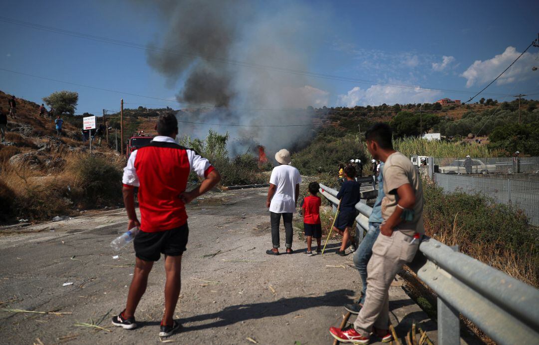 Refugiados observan el incendio en el campamento de Moria, Grecia.