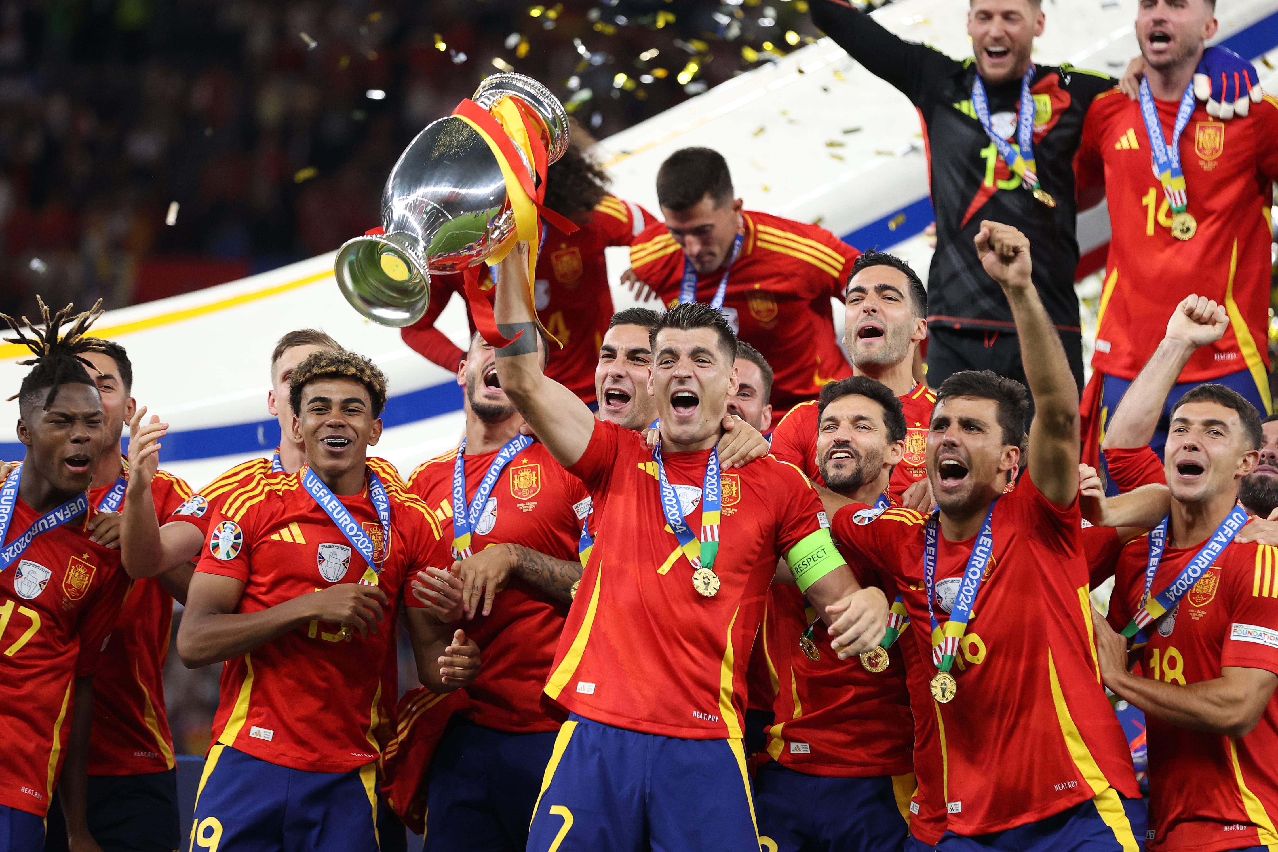 Álvaro Morata levanta la cuarta Eurocopa de España