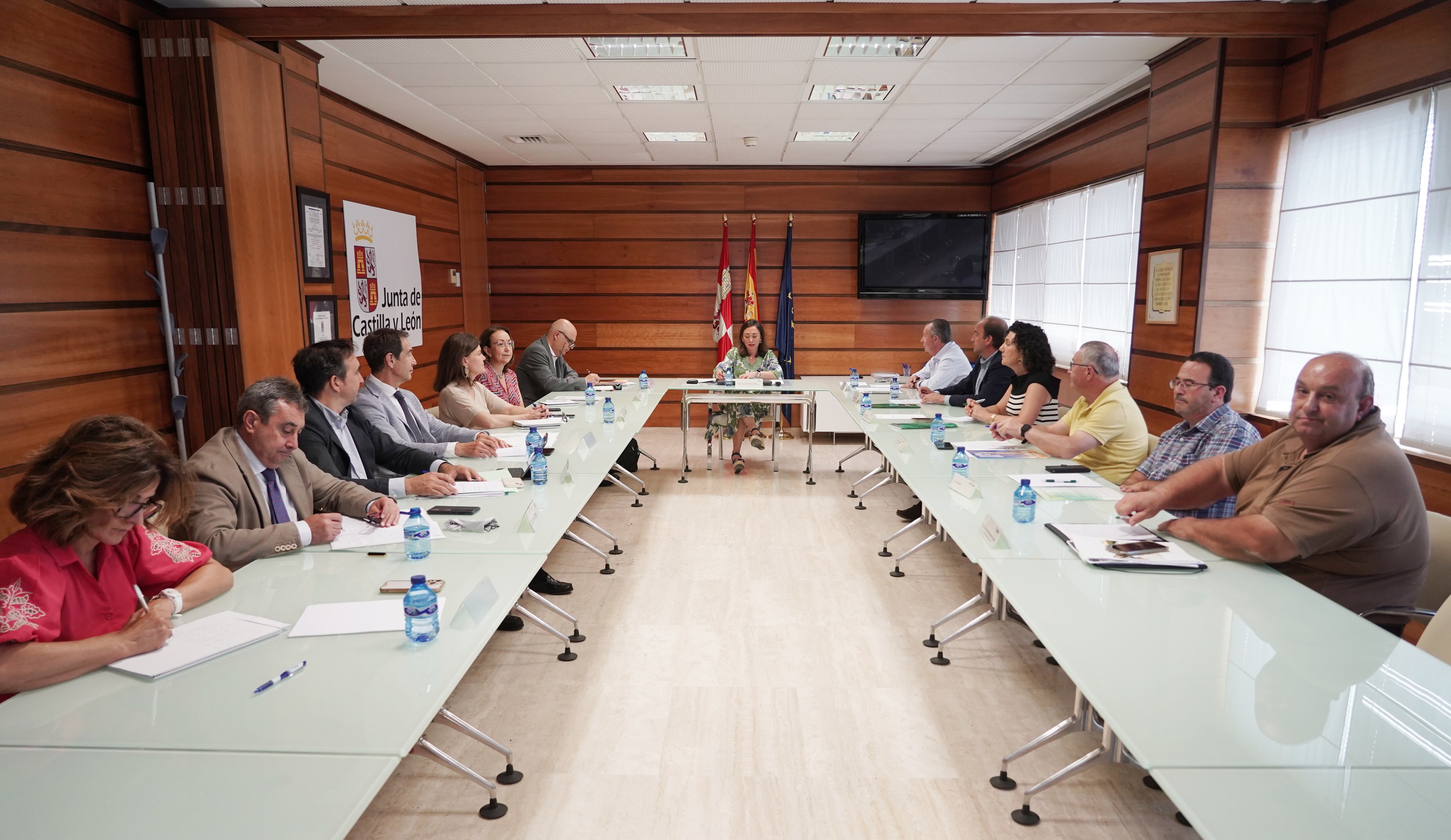 La consejera de Agricultura, Ganadería y Desarrollo Rural, María González Corral, se reúne con los representantes de las organizaciones profesionales agrarias de Castilla y León