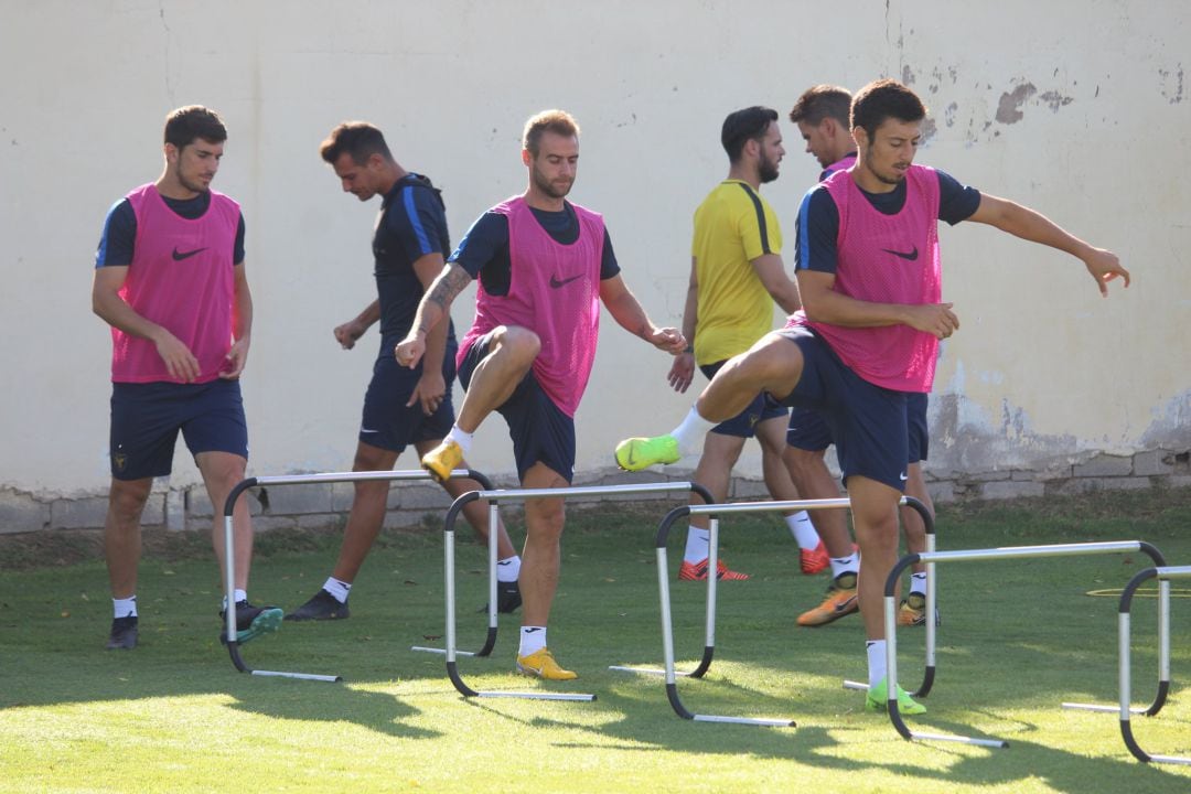 Algunos jugadores de la primera plantilla entrenando