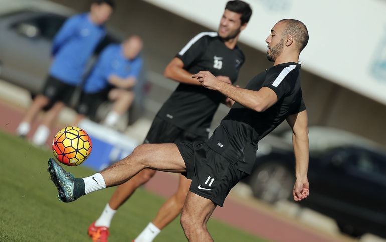 Amrabat controla un balón en el entrenamiento del miércoles