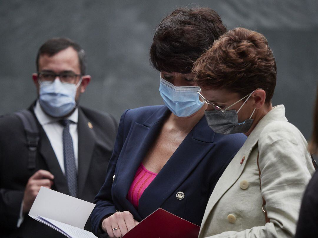 (I-D) El Vicepresidente primero del Gobierno de Navarra, Javier Remírez; la consejera de Economía y Hacienda, Elma Saiz; y la presidenta del Gobierno de Navarra, María Chivite, en el Parlamento de Navarra