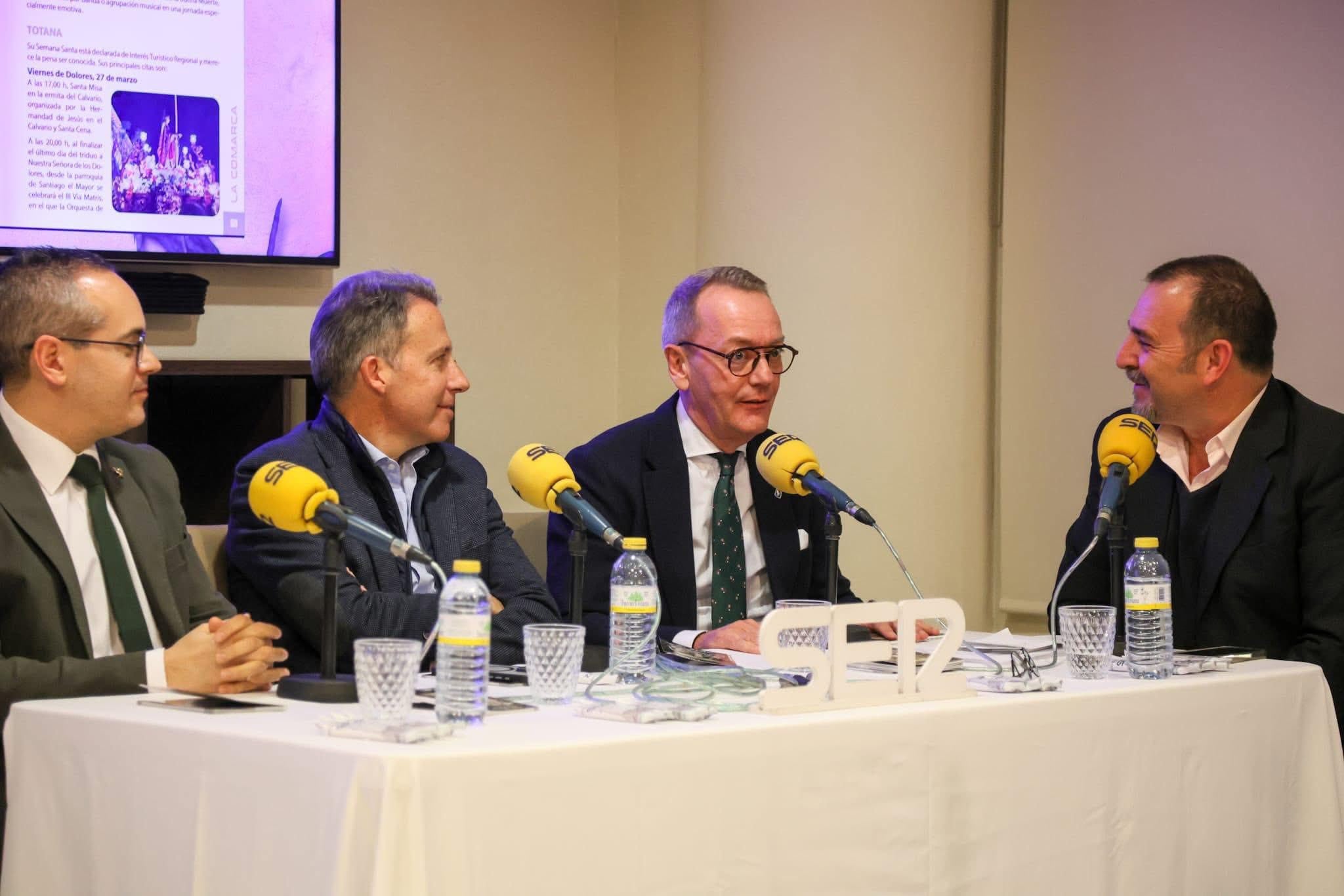 Michel Peña, presidente del Paso Azul, Fulgencio Gil, alcalde de Lorca, Ramón Mateos, presidente del Paso Blanco y Miguel Meroño