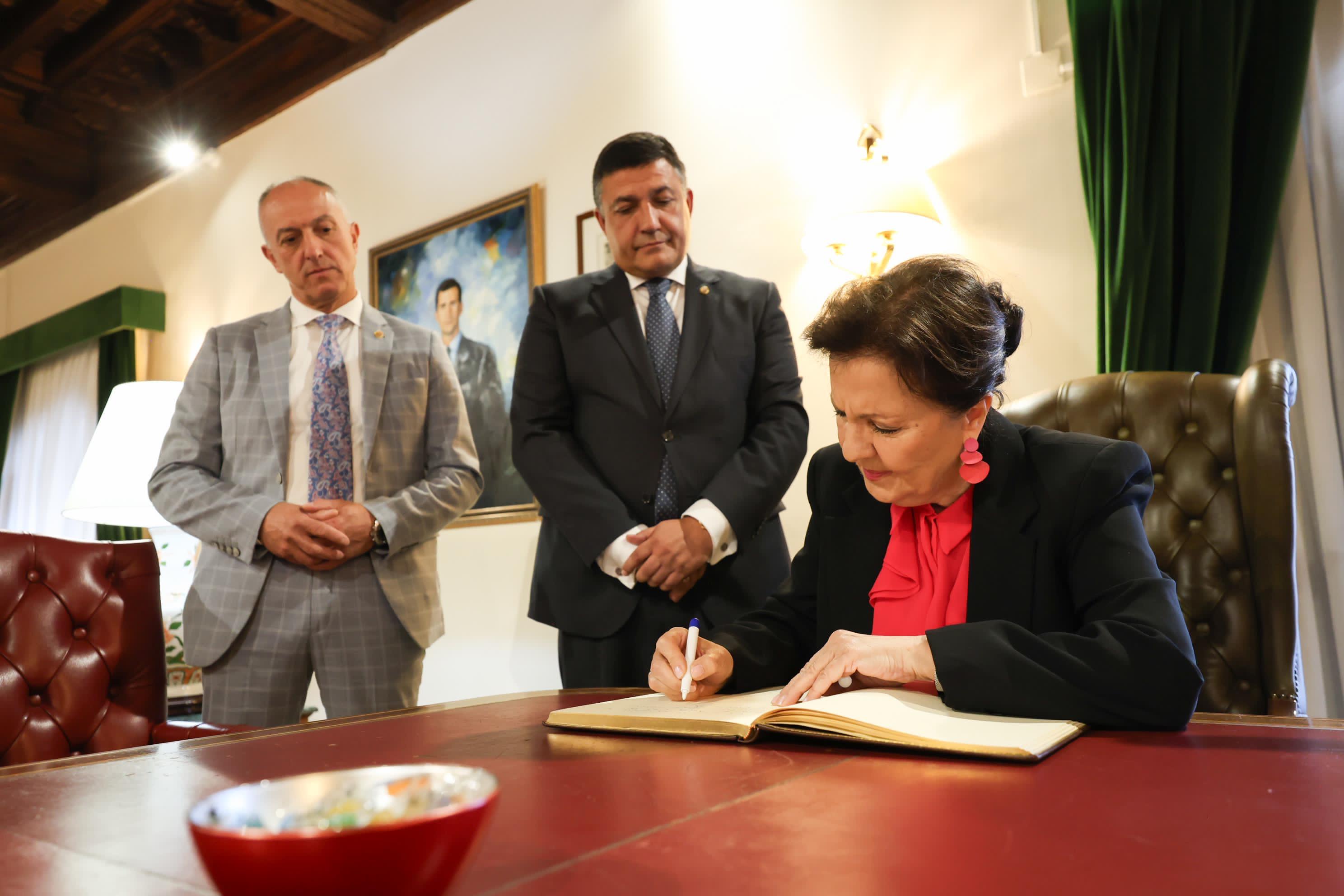 Carmen Linares firmando en el libro de honor de la Diputación Provincial