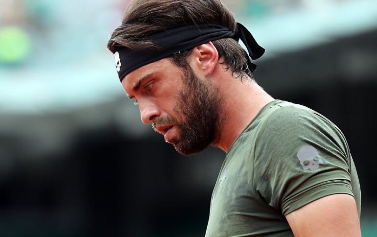 El tenista georgiano Nikoloz Basilashvili descansa entre puntos durante su encuentro de la tercera ronda de Roland Garros contra el español Rafa Nadal.