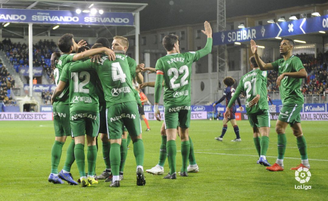 Los jugadores del Sporting celebran el primer gol en Ipurúa.