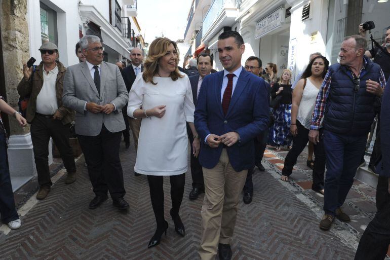 La presidenta de la Junta de Andalucía, Susana Díaz, acompañada del alcalde de Marbella (Málaga), José Bernal, durante su visita a esta localidad